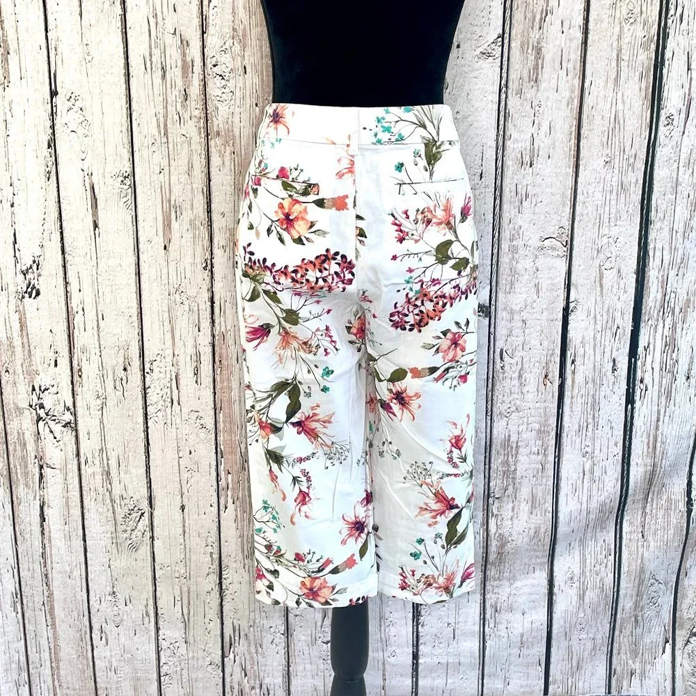 St. John's Bay Capri White and Multi-color Floral print Size 12 - Picture 2 of 3